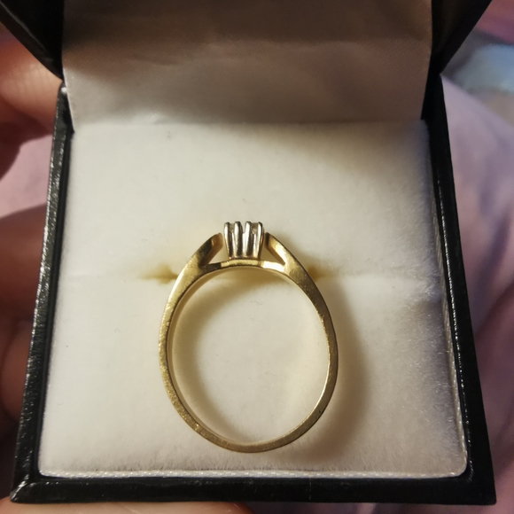 18k Solid Gold Diamond Ring - Picture 4 of 5